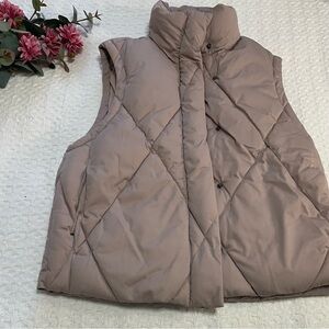 Women's Quilted Puffer Vest - Soft Mauve
Size‎ M~ Warm and Comfy Wear